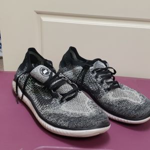 Men's black and white Nike's